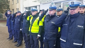 Policjanci podczas oddania hołdu zmarłemu koledze.