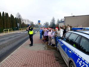 Policjanci wraz z uczniami podczas kontroli prędkości.