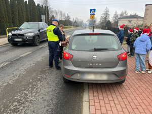 Policjanci wraz z uczniami podczas kontroli prędkości.