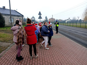 Policjanci wraz z uczniami podczas kontroli prędkości.