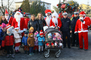 Policjanci wraz z mikołajami podczas wizyt w placówkach oświatowych.