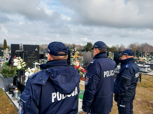 Policjanci przed grobem zmarłego asp. Piotra Jabłońskiego.