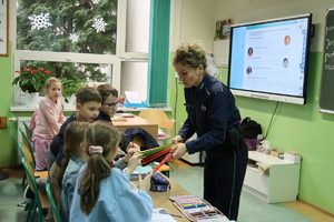 Policjantka podczas spotkania z uczniami.