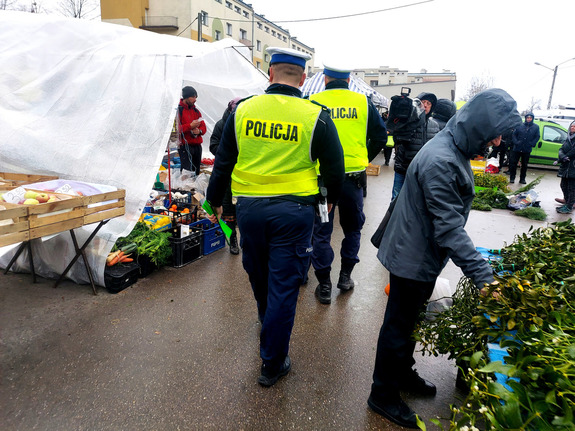 Policjanci podczas wizyty na targowisku miejskim.