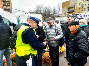 Policjanci podczas wizyty na targowisku miejskim.