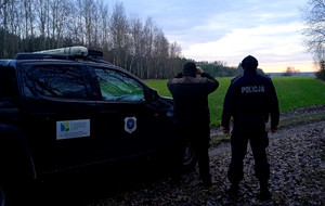 Policjant wraz ze Strażnikiem Leśnym podczas wspólnych działań.