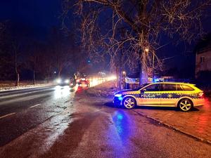 Policjanci podczas przeprowadzania badań stanu trzeźwości.