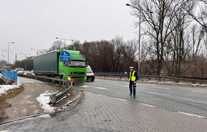 Policjanci podczas przeprowadzanych działań.