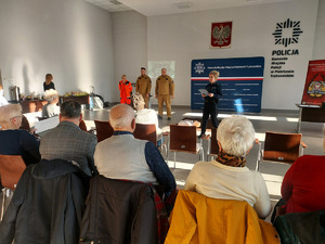 Seniorzy, policjanci, strażacy podczas spotkania.