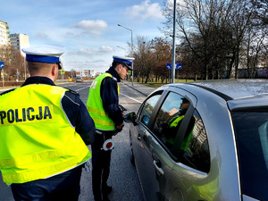 Policjanci podczas kontroli drogowych.