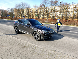 Policjanci podczas kontroli drogowych.