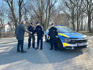 Policjanci wraz z Wójtem Gminy Grabica przy nowym radiowozie.