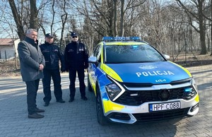 Policjanci wraz z Wójtem Gminy Grabica przy nowym radiowozie.