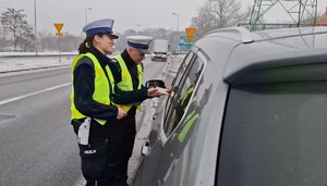 Policjanci podczas działań Zwolnij! Jak kocha to poczeka.