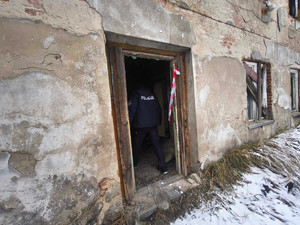 Policjanci podczas patrolowania miejsc gdzie mogą przebywać osoby w kryzysie bezdomności.