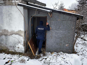 Policjanci podczas patrolowania miejsc gdzie mogą przebywać osoby w kryzysie bezdomności.