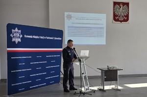 Zastępca Komendanta Miejskiego Policji w Piotrkowie Trybunalskim  podczas odprawy rocznej.