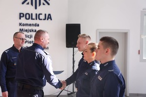 Komendant Wojewódzki Policji w Łodzi podczas wręczania aktów mianowania.