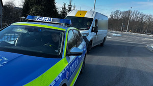 Policjanci podczas kontroli busa.