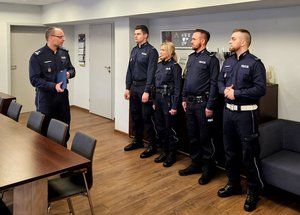 Komendant Miejski Policji w Piotrkowie Trybunalskim wraz z policjantami otrzymującymi awans na stopień sierżanta policji.