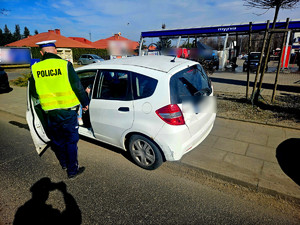 Policjanci podczas kontroli drogowej.