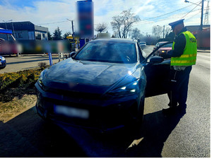 Policjanci podczas kontroli drogowej.