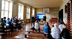 Policjantka podczas spotkania z rodzicami w szkole.