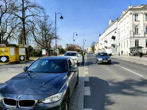 Policjanci podczas kontroli drogowej.