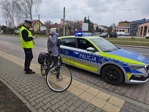 Policjant podczas kontroli rowerzysty.