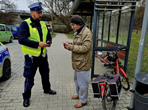 Policjant podczas kontroli rowerzysty.