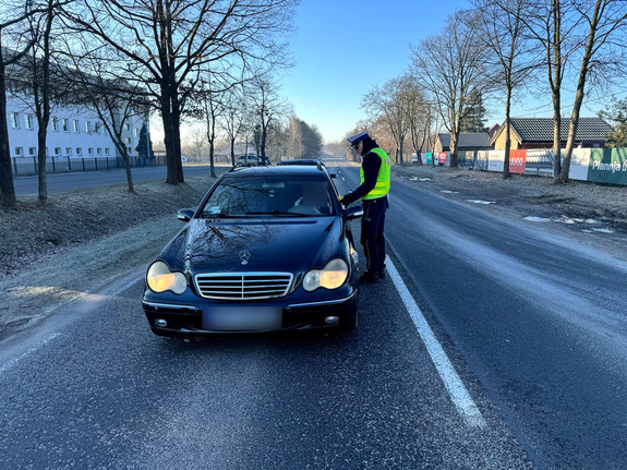 Policjant podczas badania stanu trzeźwości kierowców.
