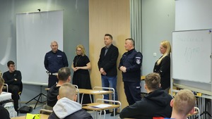 Komendant Miejski Policji w Piotrkowie Trybunalskim podczas wręczenia nagród.