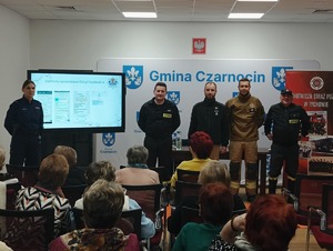 Policjantka wraz z druhami podczas spotkania z seniorami.