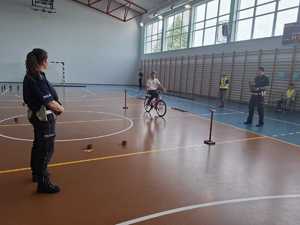 Policjanci oraz uczestnicy podczas eliminacji powiatowych turnieju Bezpieczeństwa Ruchu Drogowego.