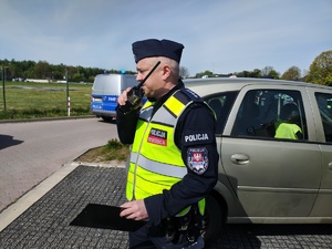 Policjant podczas dowodzenia akcją ratunkową.