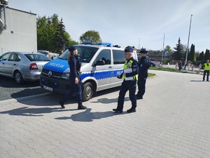 Policjanci podczas działań na akcji ratunkowej.