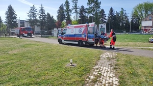Działania ratowników medycznych na miejscu ćwiczeń.
