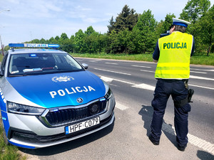 Policjant podczas kontroli prędkości.