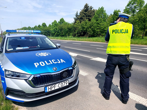 Policjant podczas kontroli prędkości.