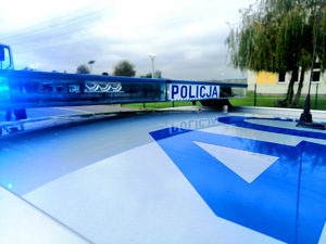 Sygnały świetlne z napisem Policja na radiowozie.