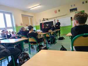 Policjant podczas spotkania z młodzieżą.