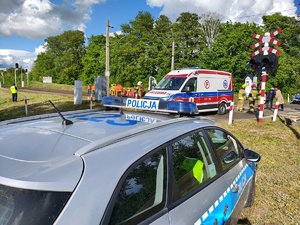 Policyjny radiowóz na miejscu zdarzenia.