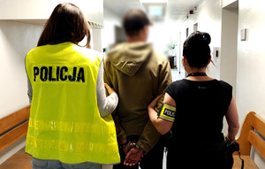 Policjantki prowadzą zatrzymanego