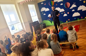 Dzielnicowy podczas spotkania z dziećmi.