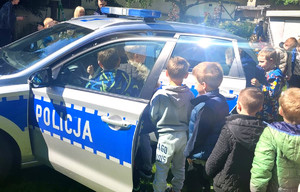 Dzieci przy policyjnym radiowozie.