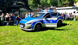 Dzieci przy policyjnym radiowozie.