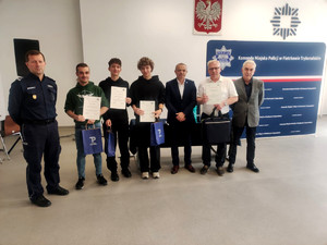 Policjanci i uczestnicy turnieju.