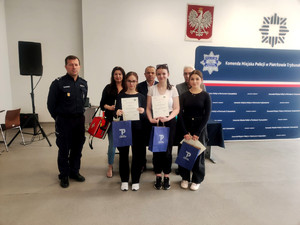Policjanci i uczestnicy turnieju.