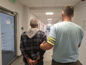policjant z zatrzymanym.