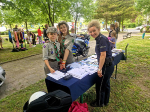 Policjanci z dziećmi podczas pikniku.